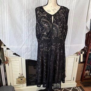 Chic Black Lace Midi Dress